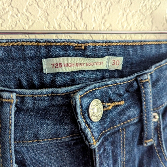 Levi's 725 Highrise Bootcut Dark Wash Jeans - Picture 3 of 3